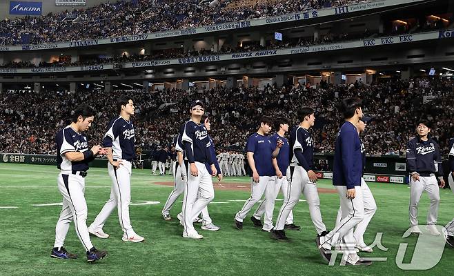 류지현 감독이 이끄는 야구 국가대표 선수들이 15일 오후 일본 도쿄돔에서 열린 월드베이스볼클래식(WBC) 대비 평가전 '2025 케이 베이스볼 시리즈(K-BASEBALL SERIES)' 일본과의 1차전 경기에서 일본에 11대 4로 역전패한 뒤 경기장을 빠져나가고 있다. 2025.11.15/뉴스1 ⓒ News1 구윤성 기자