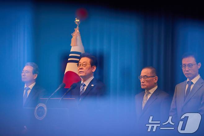 이재명 대통령이 14일 서울 용산 대통령실 청사에서 한·미 팩트시트 타결 결과를 발표하고 있다. (이재명 대통령 SNS. 재판매 및 DB 금지) 2025.11.14/뉴스1 ⓒ News1 허경 기자