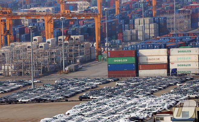 한국은행이 6일 발표한 '2025년 9월 국제수지'에 따르면, 경상수지는 134억 7000만 달러 흑자로 잠정 집계됐다. 월별 경상수지로는 역대 2위, 9월 기준으로는 최대 규모다. 흑자 규모는 지난해 같은 달(112억 9000만 달러)보다 21억 9000만 달러 늘고, 전월인 8월(91억 5000만 달러)보다는 43억 2000만 달러 증가했다. 반도체를 중심으로 자동차 등 비(非)IT 분야의 수출까지 늘면서 흑자폭이 확대됐다. 사진은 이날 평택항 모습. 2025.11.6/뉴스1 ⓒ News1 김명섭 기자