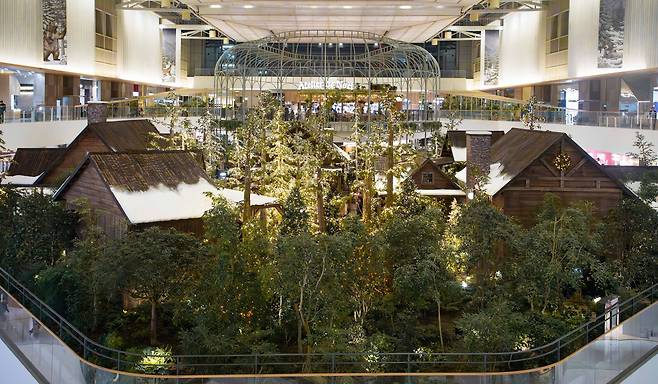 현대백화점 더현대 서울 5층 사운즈 포레스트에 조성된 '해리의 크리스마스 공방' 전경(현대백화점 제공).