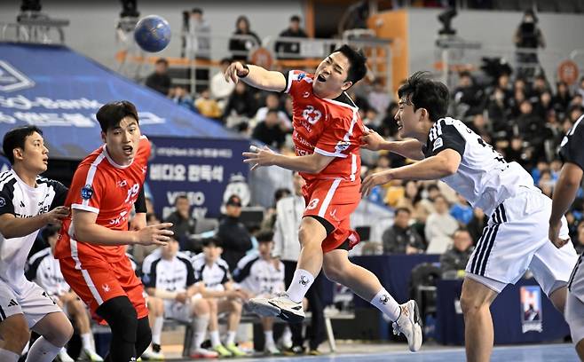 SK와 두산의 핸드볼 H리그 개막전(H리그 제공)