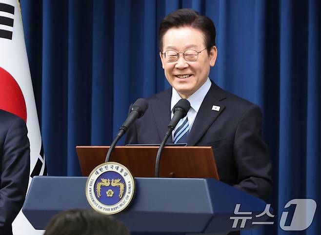 이재명 대통령이 14일 서울 용산 대통령실 청사에서 한·미 팩트시트 타결 결과를 발표한 뒤 기자들의 질문에 답변하고 있다. 2025.11.14/뉴스1 ⓒ News1 허경 기자