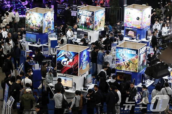 13일 부산 해운대구 벡스코 제1전시장에서 열린 국내 최대 게임전시회 '지스타 2025'가 관람객들로 북적이고 있다.  2025.11.13/뉴스1 ⓒ News1 윤일지 기자