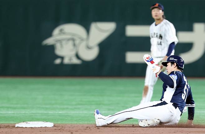 15일 일본 도쿄돔에서 열린 2025 K베이스볼 시리즈 대한민국과 일본의 평가전. 7회초 2사 1루에서 문현빈이 2루 도루에 성공하고 있다. 사진 | 도쿄=연합뉴스