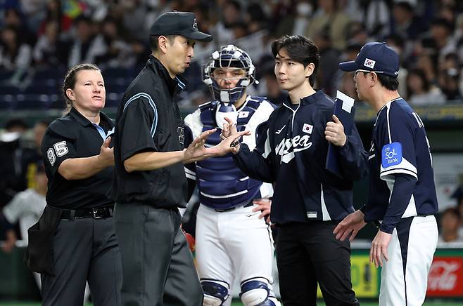 15일 일본 도쿄돔에서 열린 2025 K베이스볼 시리즈 대한민국과 일본의 평가전. 류지현 감독이 5회초 그라운드에 나와 심판진에게 어필하고 있다. 사진 | 도쿄=연합뉴스