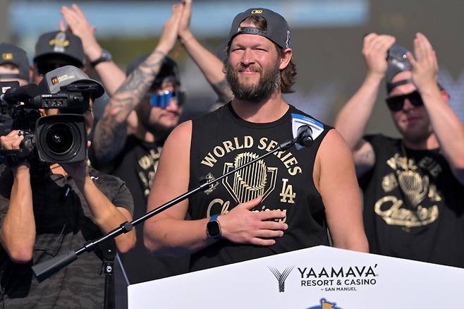 LA 다저스 커쇼가 3일(현지시간) 미국 캘리포니아주 LA 다저스타디움에서 열린 월드시리즈(WS) 우승 기념 행사에서 팬들에게 발언하고 있다. 사진 | Imagn Images 연합뉴스