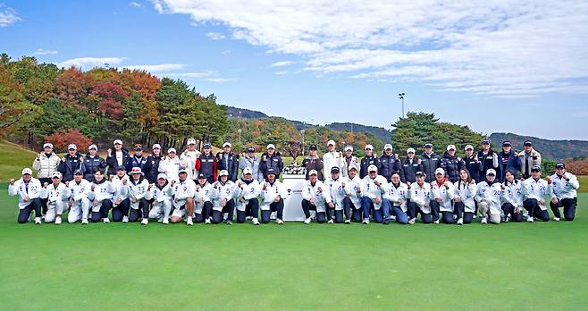 선수와 캐디가 전원 참석한 위믹스 챔피언십 2025 포토콜