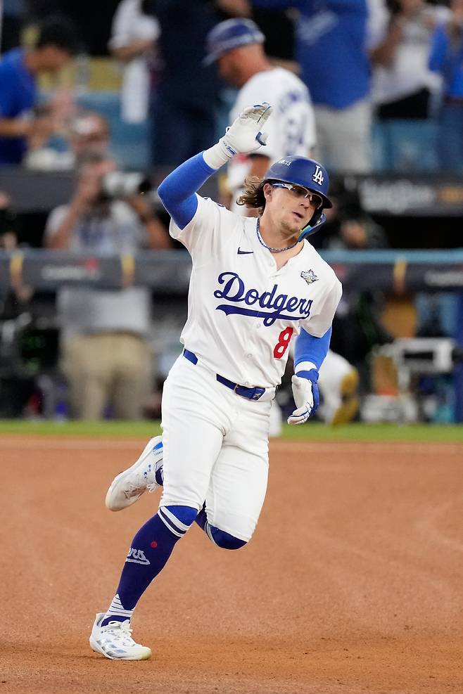 LA 다저스 키케 에르난데스가 월드시리즈 5차전서 3회말 솔로홈런을 치고 베이스를 돌고 있다. AP연합뉴스