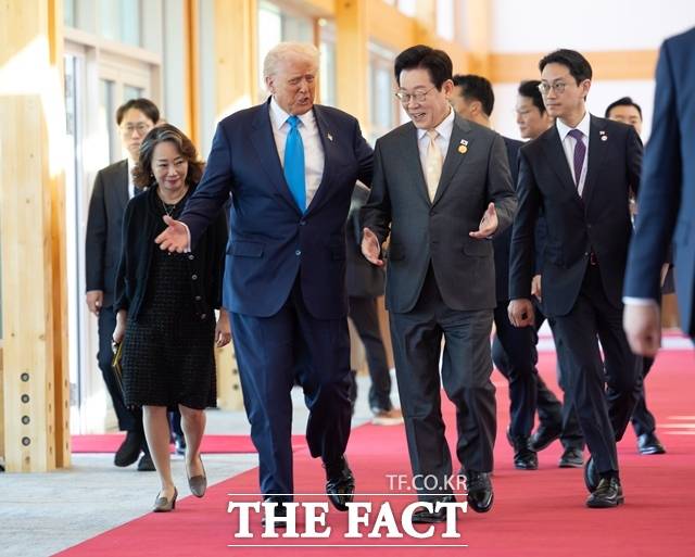이재명 대통령과 도널드 트럼프 미국 대통령이 10월 29일 국립경주박물관에서 정상회담을 위해 만나 이동하고 있다. /대통령실