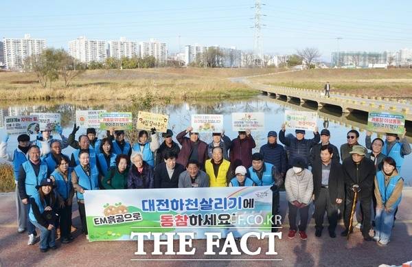 환경생태보존회와 손수건쓰기운동본부가 15일 대전 서구 정림동 하천에서 대전봉사체험교실. 호국보훈기념사업회, 대전시민사랑협의회 후원으로 59번째 하천살리기 행사를 성황리에 개최했다. /대전봉사체험교실