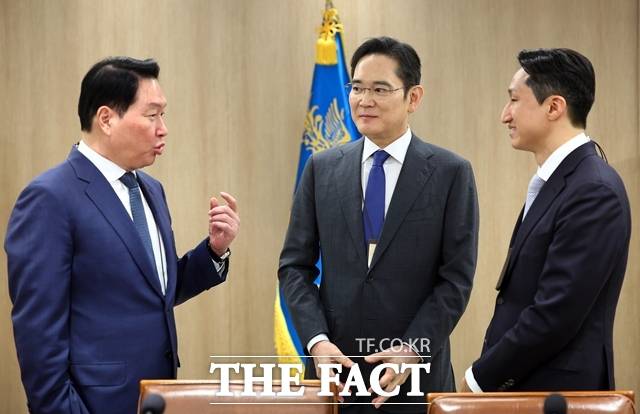최태원 SK그룹 회장(왼쪽부터), 이재용 삼성전자 회장, 정기선 HD현대 회장이 한미 관세 협상 후속 민관 합동회의에 앞서 대화를 나누고 있다. /뉴시스