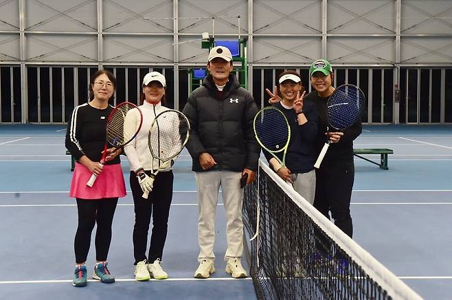 결승전에 앞서(왼쪽부터 이윤경 윤영미 김성종 협회장 장현주 배은미)