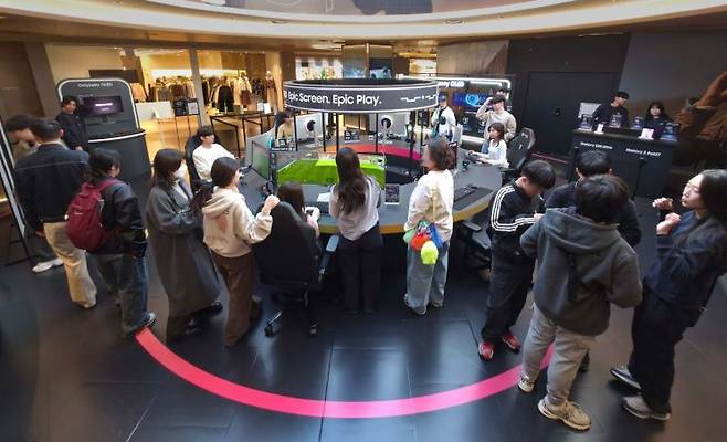 삼성 오디세이 게이밍 모니터와 갤럭시 스마트폰으로 게임 플레이를 경험할 수 있는 '오디세이 게임 스테이션' 팝업 체험존이 관람객으로 붐비고 있다. 삼성전자