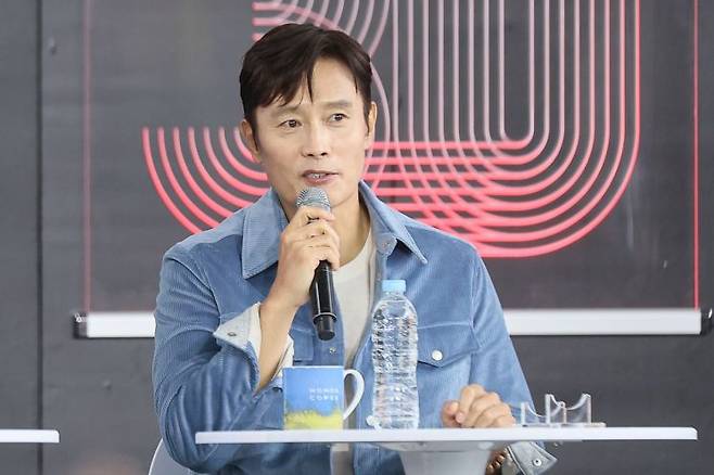 배우 이병헌이 지난 9월 18일 부산 해운대구 우동 영화의전당에서 열린 제30회 부산국제영화제 개막작 '어쩔수가없다' 오픈토크에서 팬들에게 인사하고 있다. 이병헌은 동안 연예인이자 영어 능통자로 알려져 있다. 연합뉴스