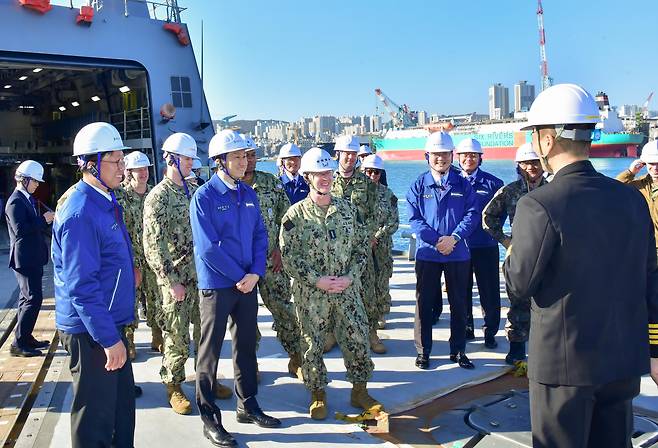 HD현대 정기선(앞줄 왼쪽 둘째) 회장이 지난 15일 HD현대중공업 울산 조선소에서 대릴 커들(Daryl Caudle) 미국 해군 참모총장과 야드를 둘러보며 건조 중인 함정에 대한 섦명을 듣고 있다./HD현대