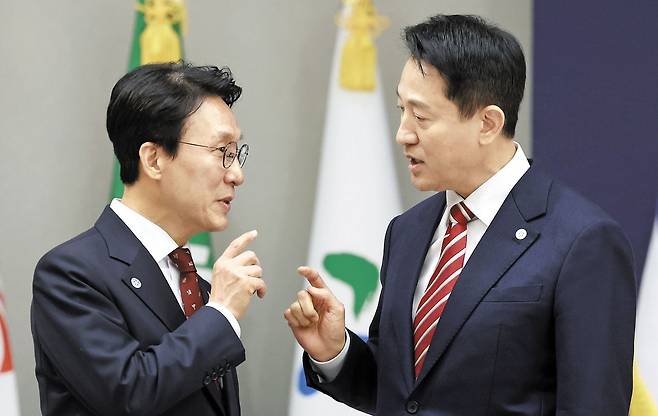 김민석(왼쪽) 국무총리와 오세훈 서울시장이 12일 서울 용산 대통령실에서 열린 중앙지방협력회의에서 대화하고 있다. 두 사람은 최근 서울시가 추진하는 종묘 인근 세운4지구 재개발을 놓고 충돌했다. /연합뉴스