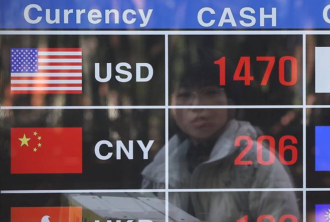 14일 서울 중구 명동 환전소에 달러 대비 원화 환율이 1470원으로 표시돼있다. /연합뉴스