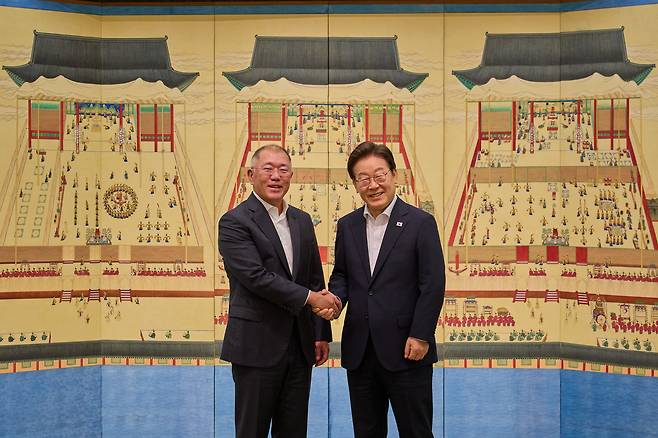 이재명(오른쪽) 대통령과 정의선(왼쪽) 현대자동차그룹 회장./대통령실 제공