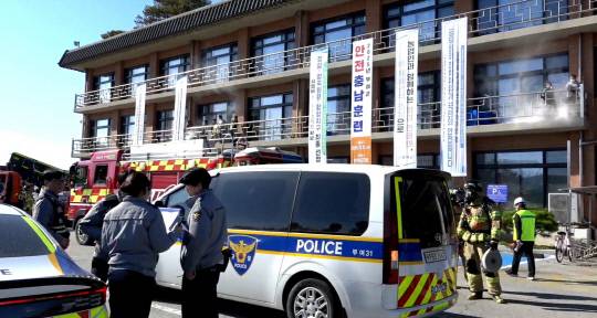 부여군은 최근 부여군청사 앞마당과 본관 일원에서 부여소방서, 부여경찰서, 육군 제8361부대 3대대 등 3개 기관이 참여한 가운데 2025년 안전충남훈련을 실시했다고 16일 밝혔다. 부여군 제공