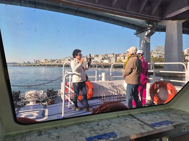 추운 날씨 속에도 선상으로 나가 사진을 찍는 시민들.ⓒ데일리안 허찬영 기자