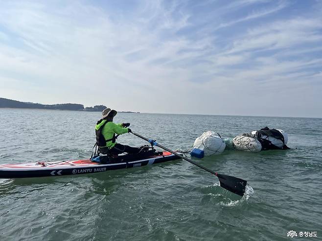 충남도는 15일 태안군 만리포 일대에서 해양플라스틱 사냥대회를 열었다. 대회에는 200여 명이 참여해 해양쓰레기 5t을 수거했다. 사진은 지난해 행사 참가자가 카약을 타고 해양 쓰레기를 옮기는 모습. 충남도 제공