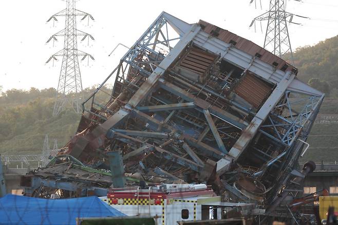 지난 6일 오후 울산 남구 용잠로 동서발전 울산화력발전소에서 보일러 타워 붕괴 사고가 발생해 소방 당국이 구조 작업에 나서고 있다. 2025.11.6/뉴스1 ⓒ News1