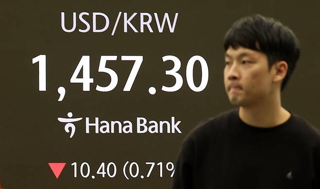 서울 외환시장에서 원·달러 환율이 전 거래일 주간거래 종가(1467.7원)보다 10.7원 오른 1457.0원에 주간 거래를 마감한 14일 오후 서울 중구 하나은행 본점 딜링룸에서 딜러가 업무를 수행하고 있다.[서울=뉴시스]