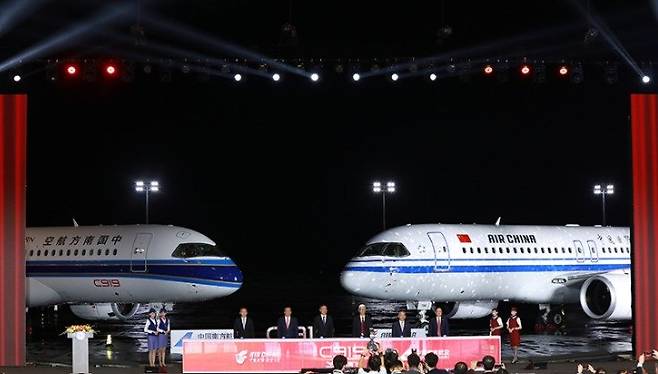 중국국제항공과 남방항공이 28일 중국 상하이 중국상용비행기공사(COMAC) 조립제작센터에서 각사의 첫번째 C919를 인도받았다. 사진출처=신화망