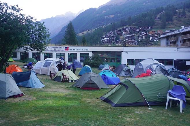 체어마트역에서 도보로 5분 거리에 자리한, 체어마트 유일의 캠핑장. 50여개 캠핑 사이트가 있다. 장보영 제공