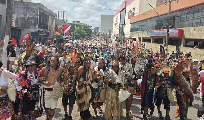 브라질 벨렝 도심에서 진행된 15일 민중정상회의 거리행진에 전세계 원주민을 비롯한 시민사회, 환경단체 회원 5만명이 참여했다. 벨렝/옥기원 기자 ok@hani.co.kr