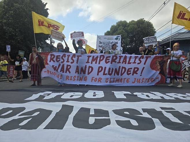 브라질 벨렝 도심에서 진행된 15일 민중정상회의 거리행진에 전세계 원주민을 비롯한 시민사회, 환경단체 회원 5만명이 참여했다. 벨렝/옥기원 기자 ok@hani.co.kr