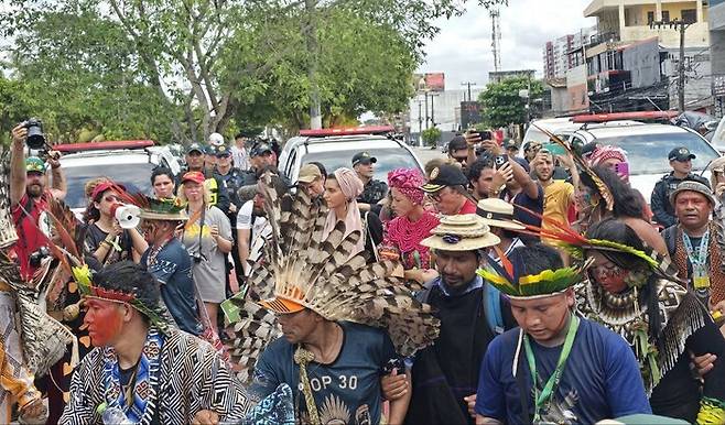 브라질 벨렝 도심에서 진행된 15일 민중정상회의 거리행진 도중 경찰들의 도로를 통제하고 있다. 벨렝/옥기원 기자 ok@hani.co.kr