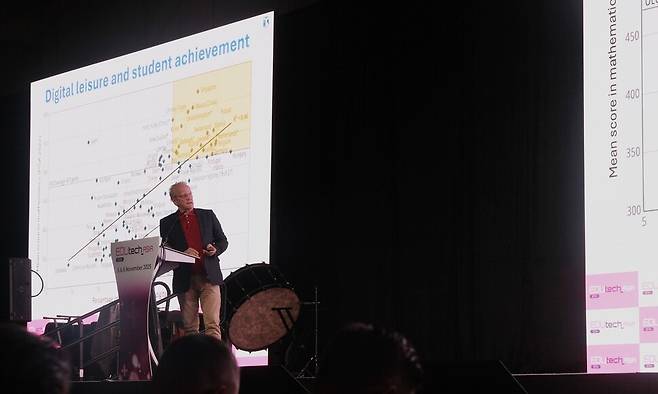 파시 살버르그 멜버른대 교수가 지난 5일 싱가포르에서 열린 제10회 에듀테크 아시아 콘퍼런스에서 2000년 이후 세계 각국의 교육 지표를 설명하고 있다. 이우연 기자 azar@hani.co.kr