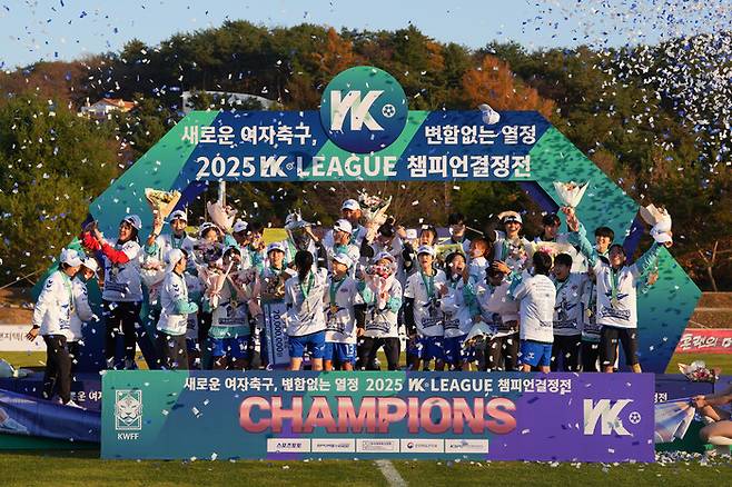 지난 15일 2025 여자실업축구(WK)리그 챔피언결정전 2차전에서 승리하면서 2011년 창단 이후 14년 만에 통합우승을 이룬 화천케이스포(KSPO). 한국여자축구연맹 제공