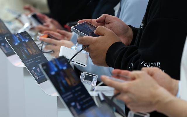 13일 2025 지스타에서 관람객들이 게임을 즐기고 있다. 연합뉴스