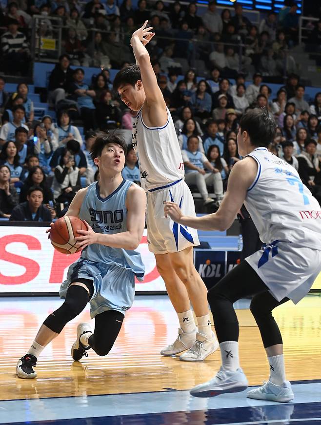 소노 이정현(왼쪽)이 16일 고양 소노 아레나에서 열린 삼성과의 2025~26 LG전자 프로농구 정규리그 경기서 공격을 시도하고 있다. 사진=KBL