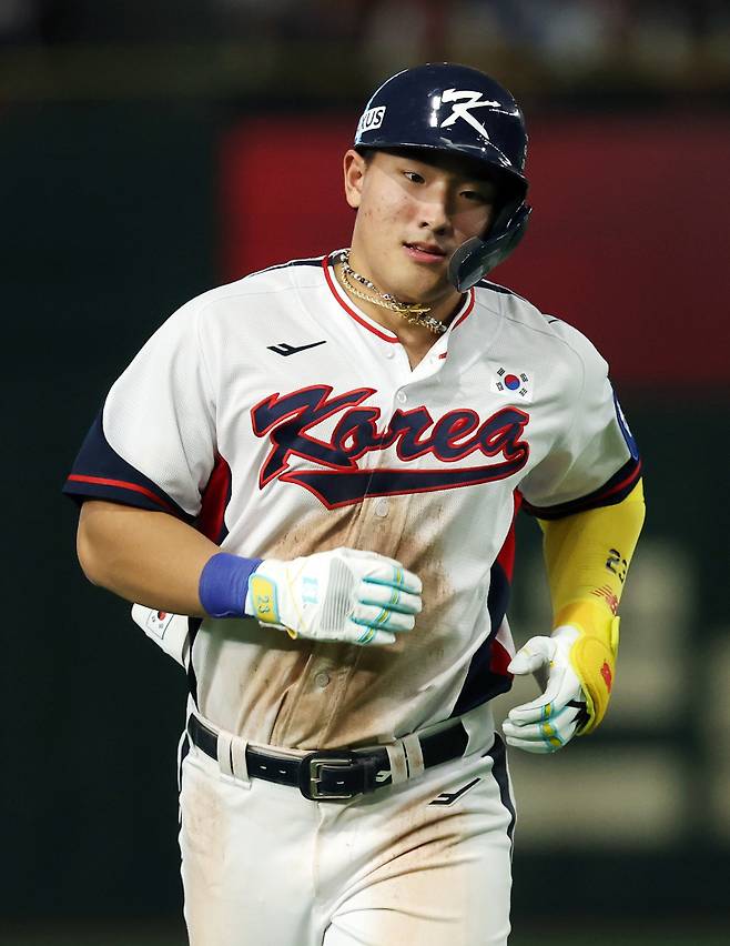 <yonhap photo-4627="">16일 일본 도쿄돔에서 열린 2025 K베이스볼 시리즈 대한민국과 일본의 평가전. 8회말 1사 주자없는 상황 안현민이 솔로홈런을 친 뒤 그라운드를 돌고 있다. 2025.11.16 [연합뉴스]</yonhap>
