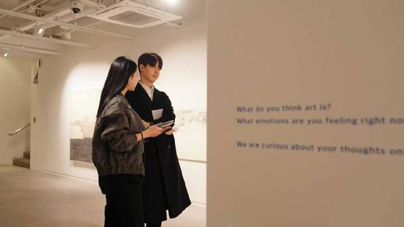 LG유플러스 모델이 전시공간을 소개하는 모습. [사진=LGU+]