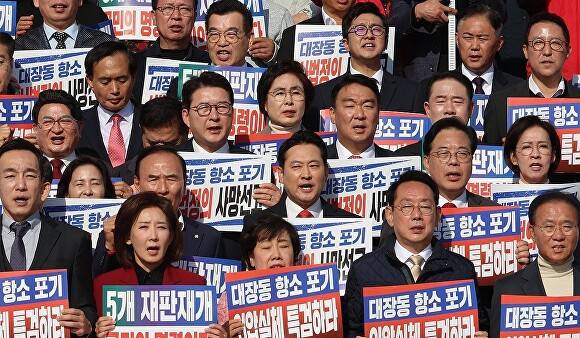 12일 서울 여의도 국회 본청 앞에서 열린 "대장동 일당 7400억 국고 환수 촉구 및 검찰 항소 포기 외압 규탄대회"에서 국민의힘 장동혁 대표를 비롯한 의원, 당원들이 규탄 구호를 외치고 있다.  [사진=연합뉴스]