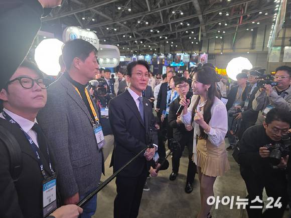 김민석 국무총리가 지난 15일 부산 벡스코 '지스타 2025' 전시장을 방문해 넷마블 부스에서 설명을 듣고 있다. [사진=박정민 기자]