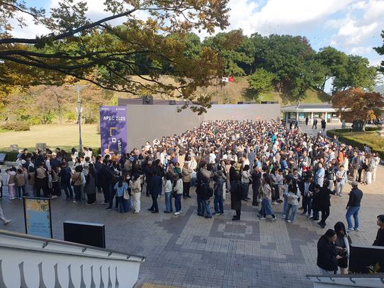 국내에서 발견된 신라금관 6점을 모두 모은 특별전 '신라금관, 권력과 위신' 일반 관람이 시작된 지난 2일 국립경주박물관에 관람객들이 대기하고 있다.   이번 전시는 1921년 금관총 발굴 이후 약 104년 만에 처음으로 신라금관 6점을 모두 모았다. 연합뉴스