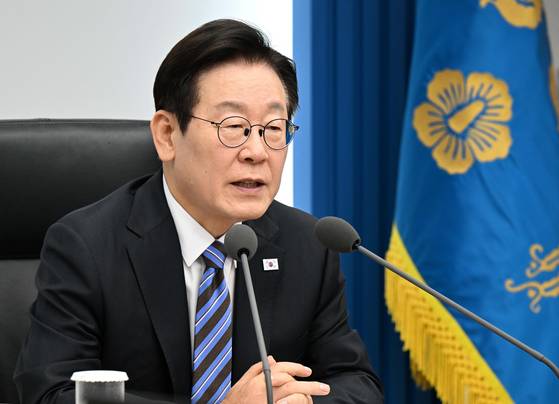 이재명 대통령이 13일 대통령실에서 열린 수석보좌관회의에서 "현 금융 제도는 가난한 사람이 비싼 이자를 강요받는 금융계급제 같다"고 말했다. 대통령실사진기자단