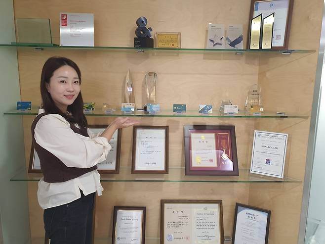 황다영 매니저가 상패들을 자랑하고 있다. 윤현주 기자