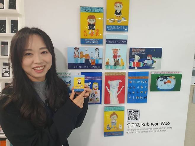 김진미 매니저가 아티스트 카드를 소개하고 있다. 윤현주 기자