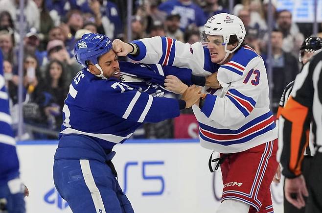 지난해 3월 2일 토론토 스코샤뱅크 아레나에서 열린 경기에서도 맷 램프 뉴욕 레인저스 선수와 당시 토론토 메이플리프스 소속이던 라이언 리브스가 경기 중 격투를 하고 있다./사진=게티이미지