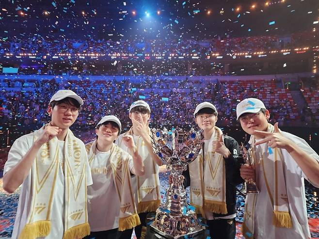 T1 선수단 ‘2025 리그 오브 레전드(LoL) 월드 챔피언십’ 우승 기념 사진. 사진=SK스퀘어