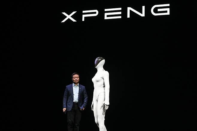 중국 전기차 제조업체 샤오펑(Xpeng)의 허샤오펑 회장이 지난 11월 5일 중국 광둥성 광저우 본사에서 열린 ‘AI 데이’ 기자회견에서 샤오펑의 차세대 휴머노이드 로봇 ‘아이언(Iron)’을 공개하고 있다. AFP연합뉴스