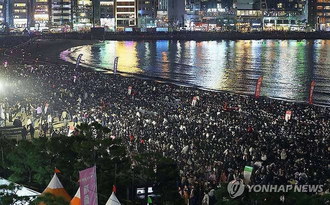 15일 오후 부산 광안리해수욕장 일대가 제20회 부산 불꽃축제를 관람하기 위한 시민들로 북적이고 있다.  연합뉴스