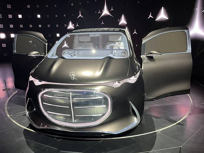 벤츠 럭셔리 리무진 ‘비전 V’의 전면부.