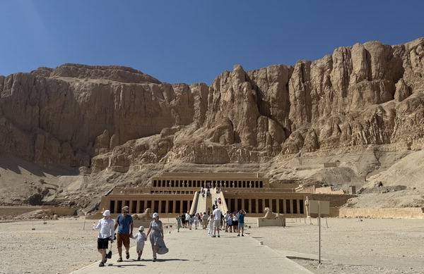 기원전 15세기 이집트 제18 왕조의 여성 파라오 하트셉수트가 세운 장제 신전. 절벽을 깎아 만든 3단 테라스 구조로 이집트 건축미의 정수로 손꼽힌다.